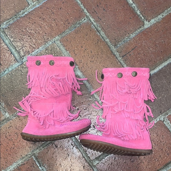 Pink Minnetonka 3 Layer Fringe Kids Boots - Picture 2 of 7
